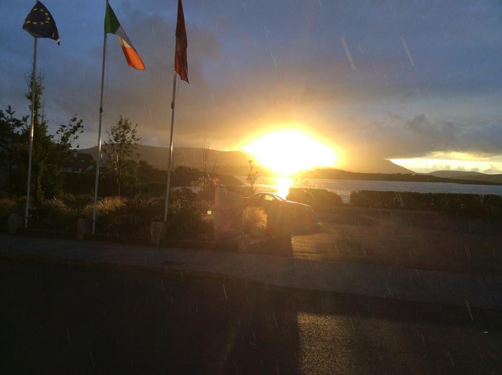 Achill Sound Hotel - Ostan Ghob A'Choire Екстериор снимка