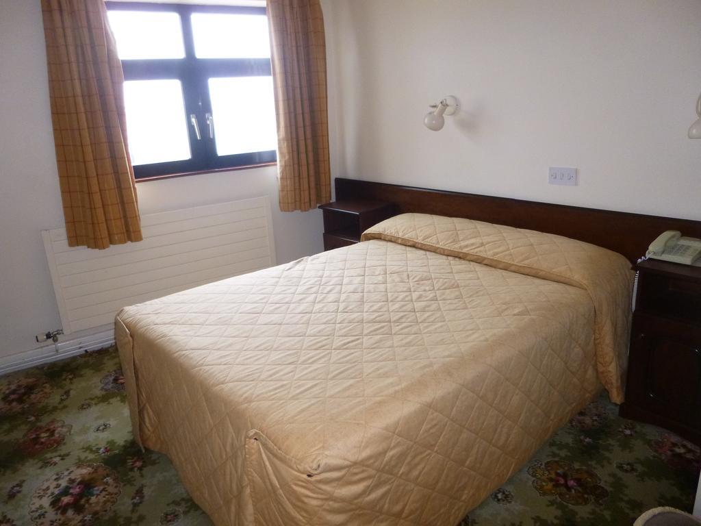 Achill Sound Hotel - Ostan Ghob A'Choire Екстериор снимка