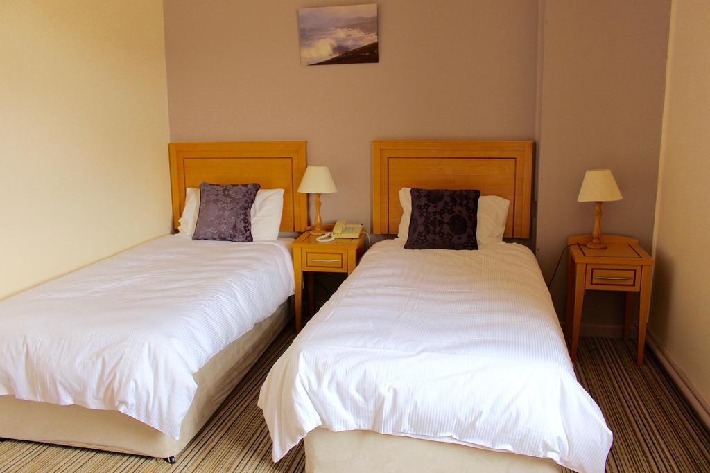 Achill Sound Hotel - Ostan Ghob A'Choire Екстериор снимка