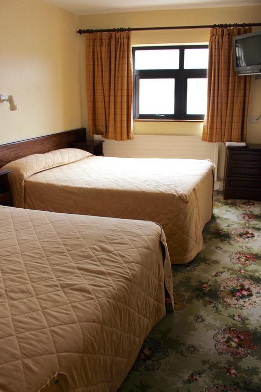 Achill Sound Hotel - Ostan Ghob A'Choire Екстериор снимка